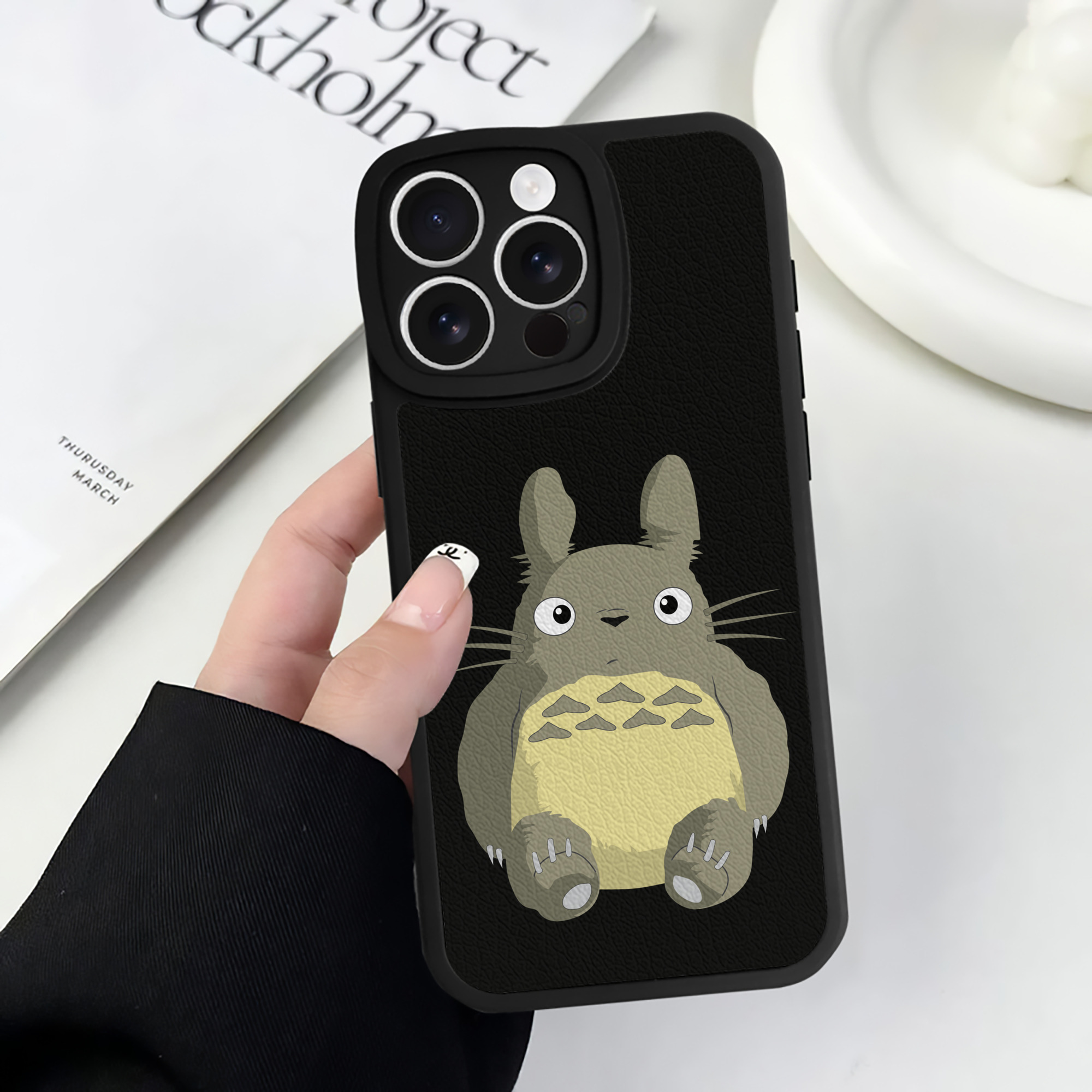 （画像用） となりのトトロ 草壁メイ 草壁サツキ My Neighbor Totoro Satsuki Kusakabe Mei Kusakabe 【iPhone 16シリーズ対応】シリコンスマホケース（レザー調） 材質：シリコン